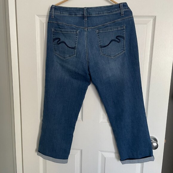 Santana Jeans Capris - Picture 3 of 10
